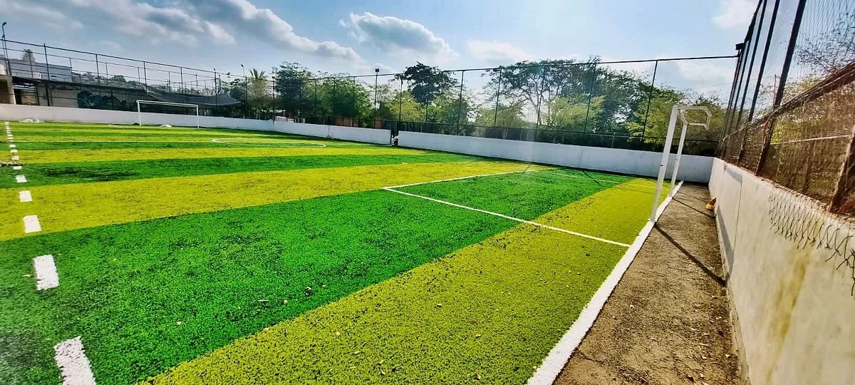 Cancha de fútbol rápido con pasto sintético en Tariácuri Sportclub, Lázaro Cárdenas, Michoacán: la cancha desde la línea lateral