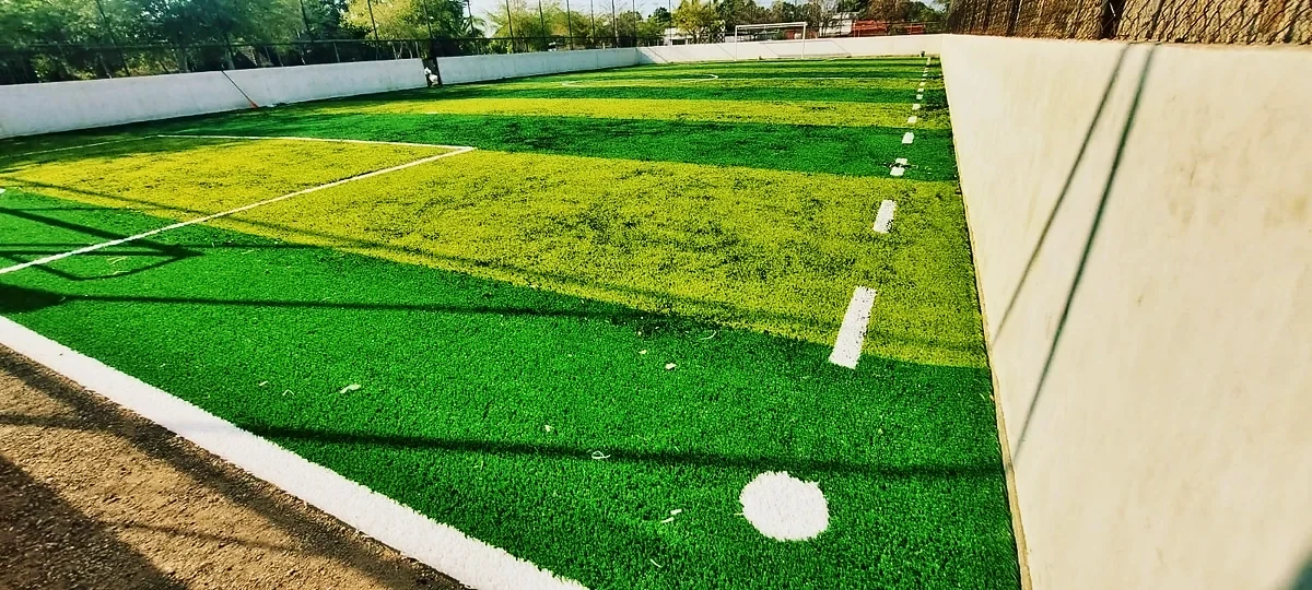 Cancha de fútbol rápido con pasto sintético en Tariácuri Sportclub, Lázaro Cárdenas, Michoacán: otra vista de la cancha