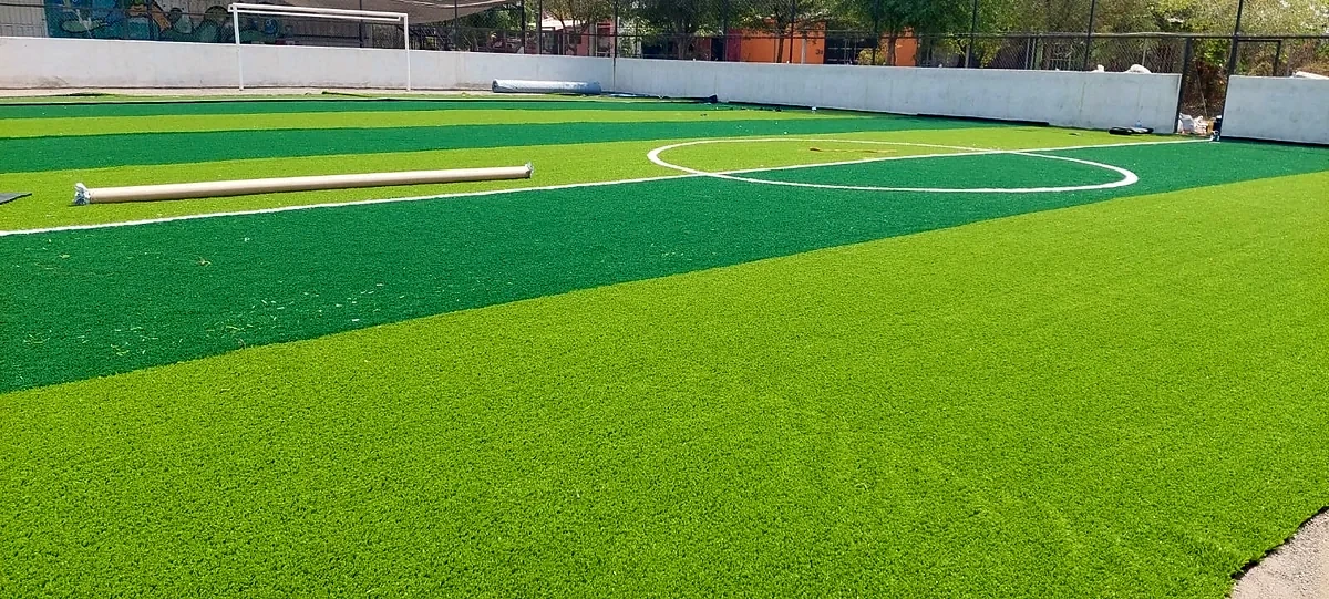 Cancha de fútbol rápido con pasto sintético en Tariácuri Sportclub, Lázaro Cárdenas, Michoacán: pasto sintético deportivo recién cepillado