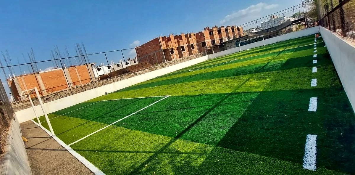 Detalle del pasto sintético de la cancha de fútbol rápido en Lázaro Cárdenas, Michoacán