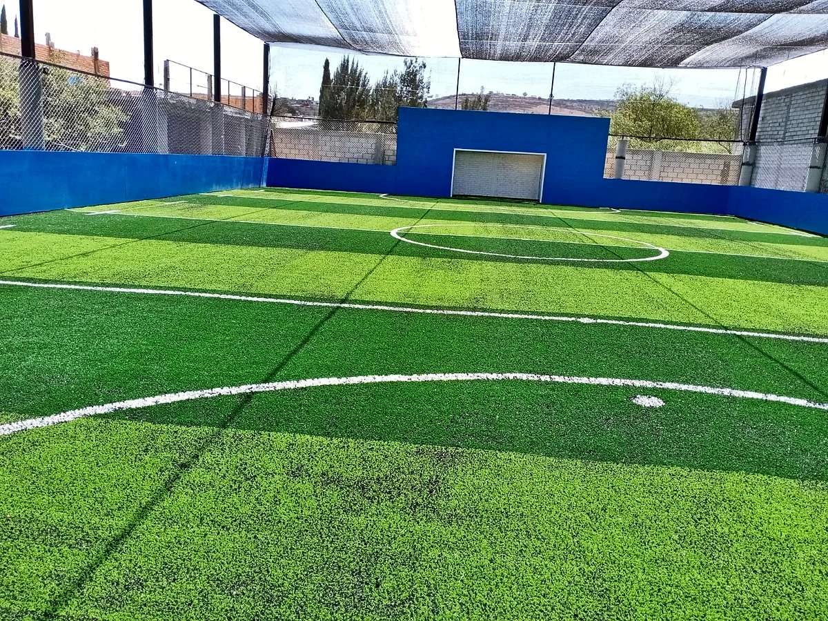 Cancha de fútbol rápido con pasto sintético en Tarímbaro, Michoacán