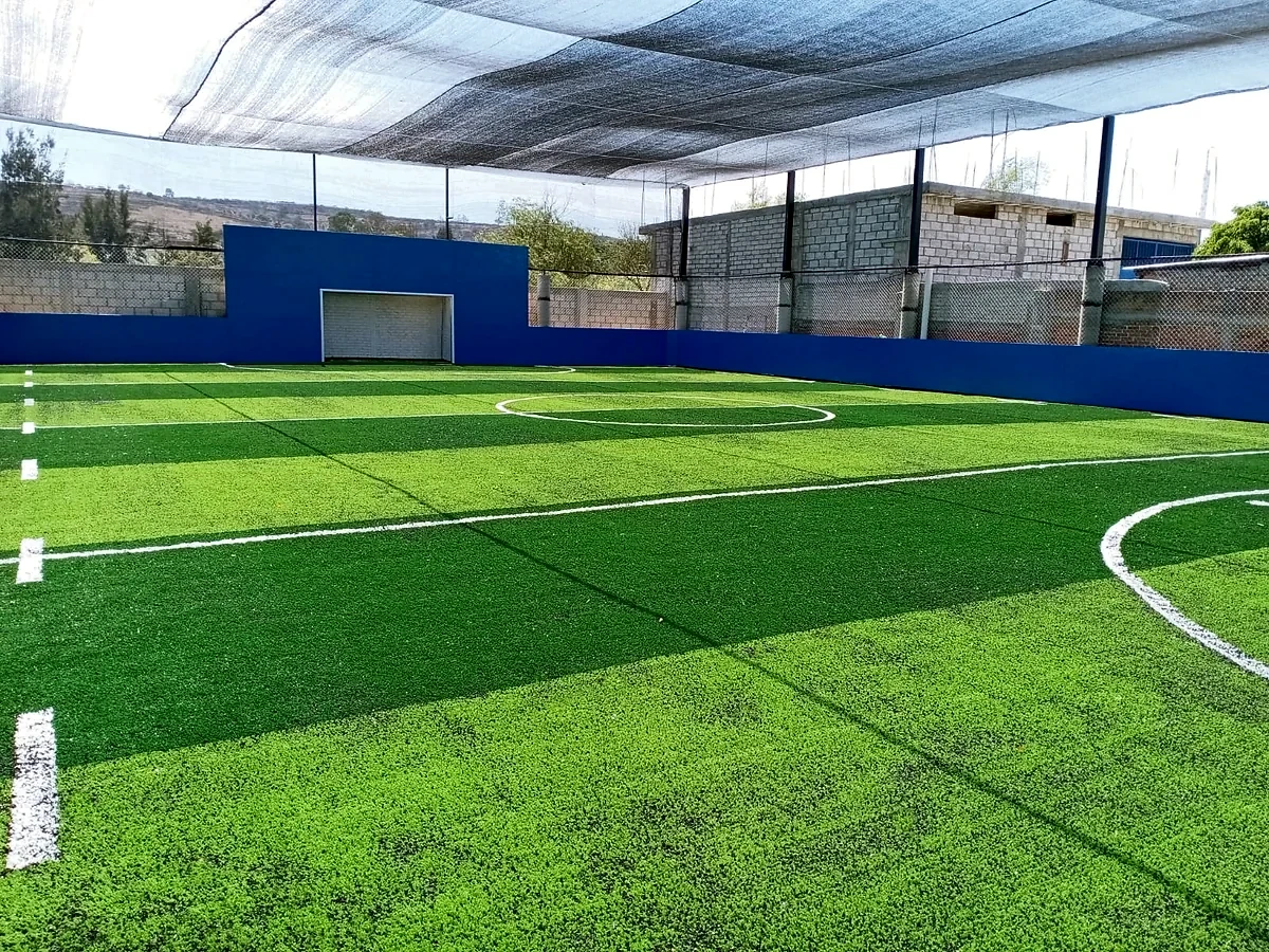 Cancha de fútbol rápido con pasto sintético en Tarímbaro, Michoacán: líneas de juego insertadas en el pasto