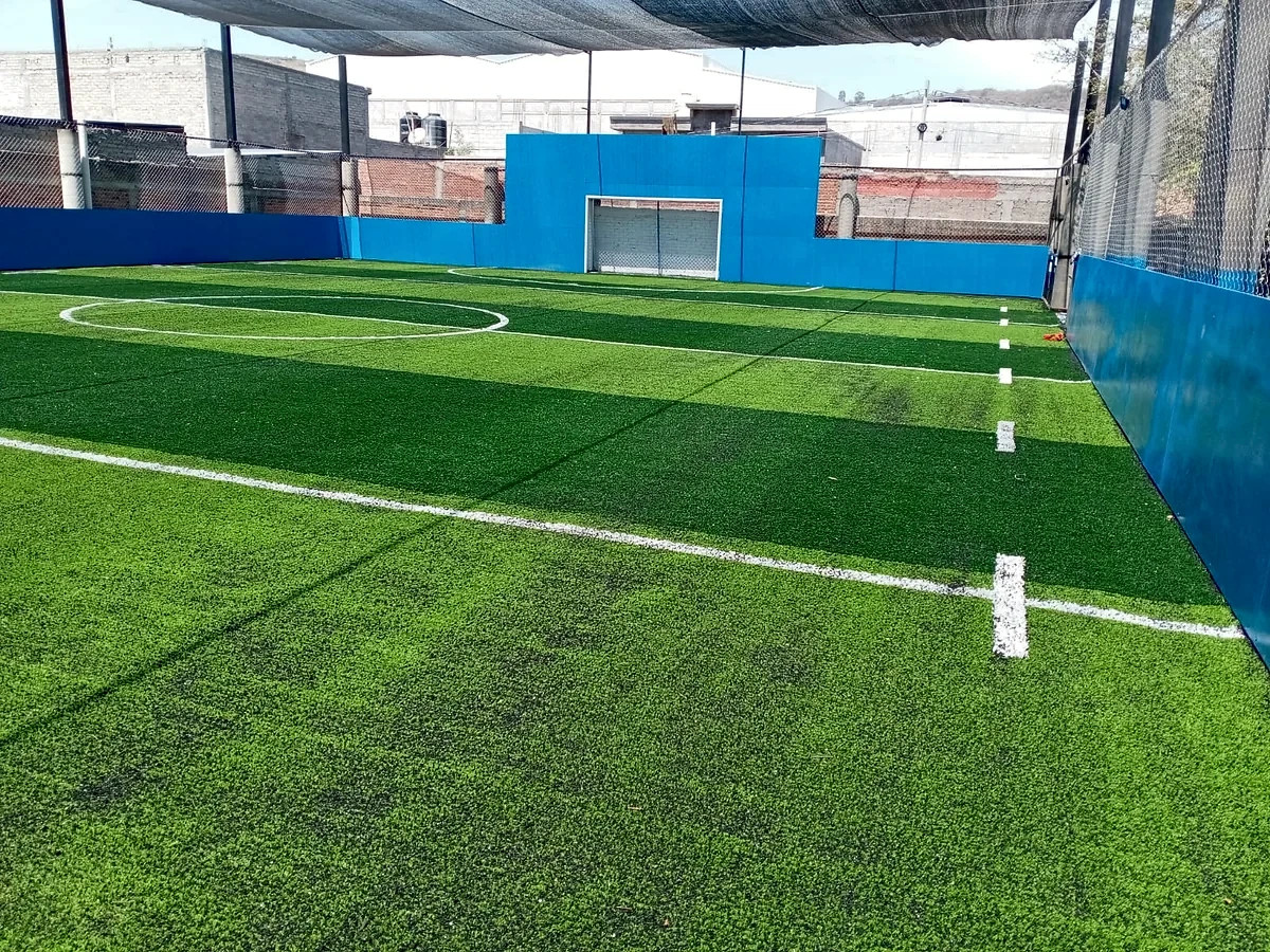 Cancha de fútbol rápido con pasto sintético en Tarímbaro, Michoacán: pasto sintético deportivo recién cepillado