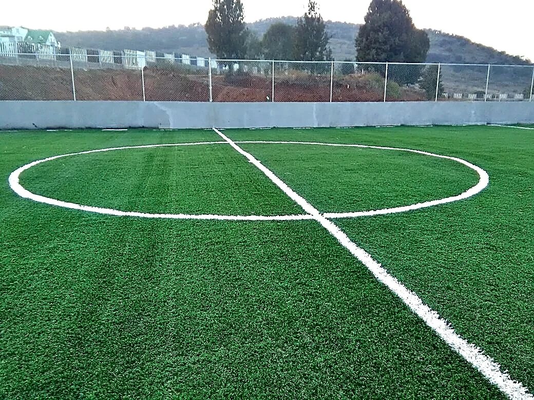 Cancha de fútbol rápido con pasto sintético en Unidad Deportiva Acuitzio del Canje, Michoacán: otra vista de la cancha