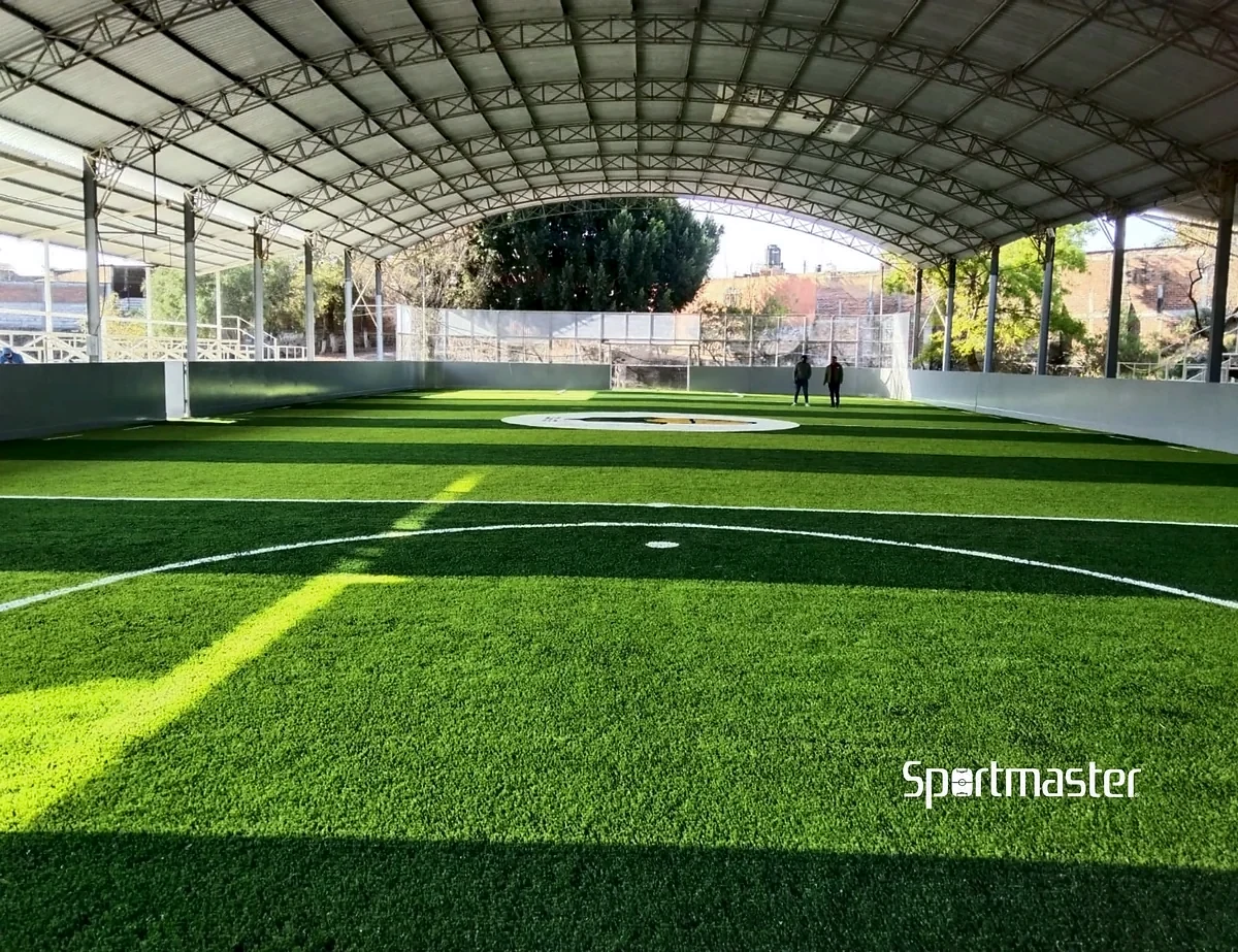 Cancha de fútbol rápido con pasto sintético en Unidad Deportiva Zurumuato, José Sixto Verduzco, Michoacán: líneas de juego insertadas en el pasto