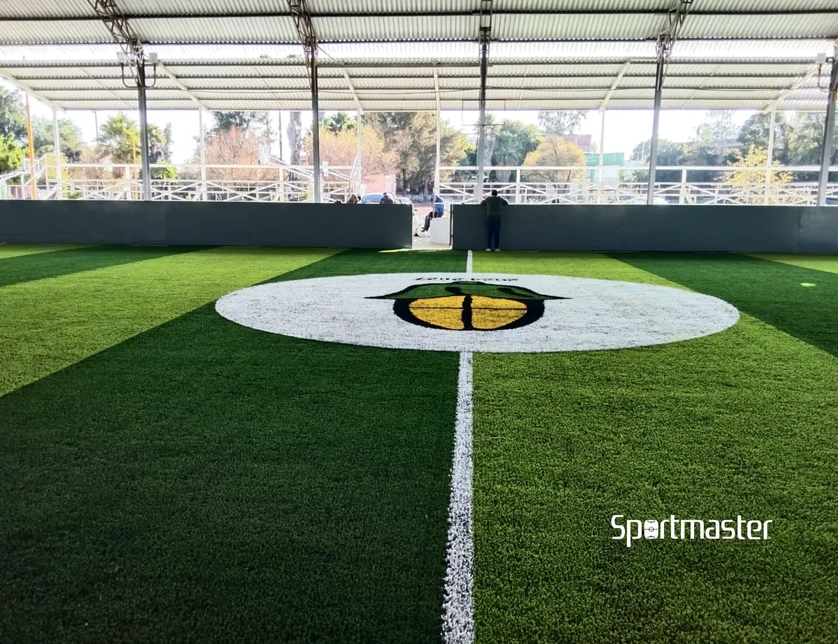 Cancha de fútbol rápido con pasto sintético en Unidad Deportiva Zurumuato, José Sixto Verduzco, Michoacán: la cancha desde la línea lateral