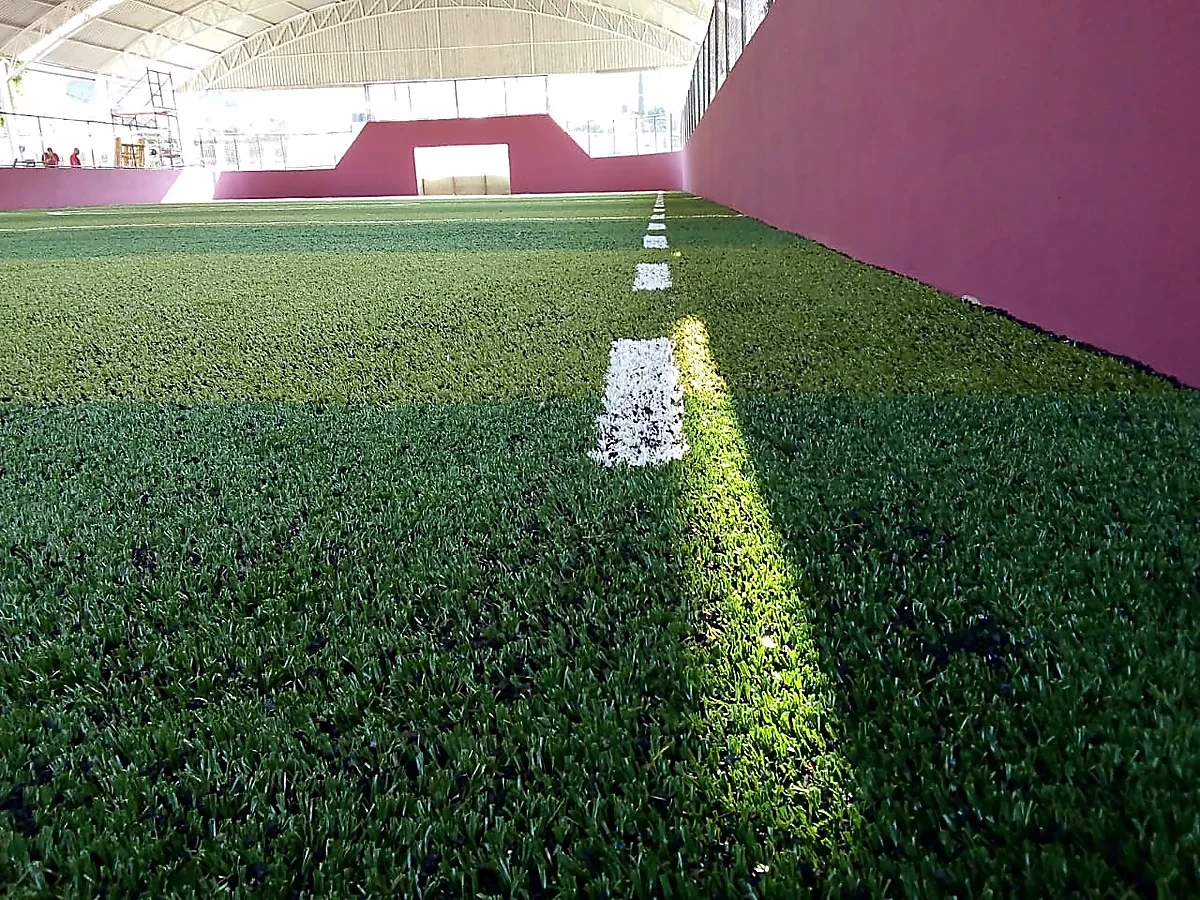 Cancha de fútbol rápido con pasto sintético en Zitácuaro, Michoacán: pasto sintético deportivo recién cepillado