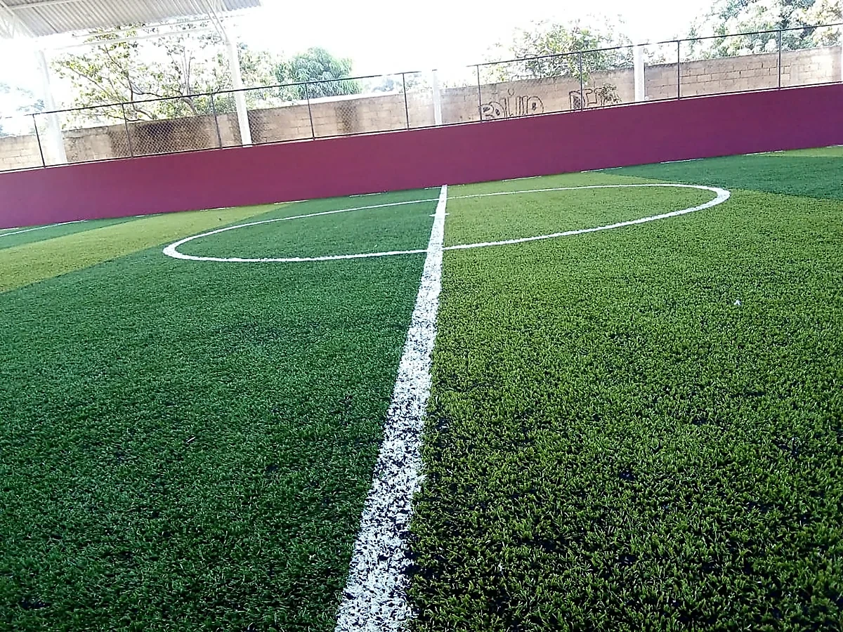 Detalle del pasto sintético de la cancha de fútbol rápido en Zitácuaro, Michoacán