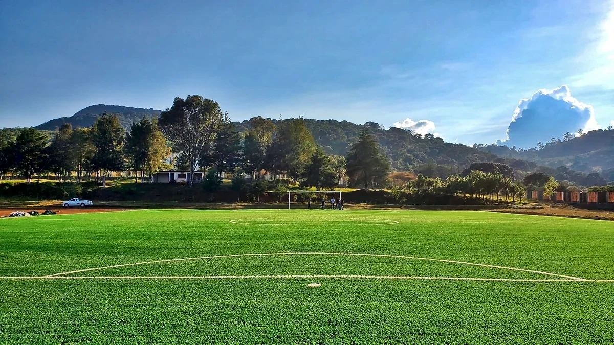 Cancha de fútbol soccer con pasto sintético en Acuitzio, Michoacán: líneas de juego insertadas en el pasto