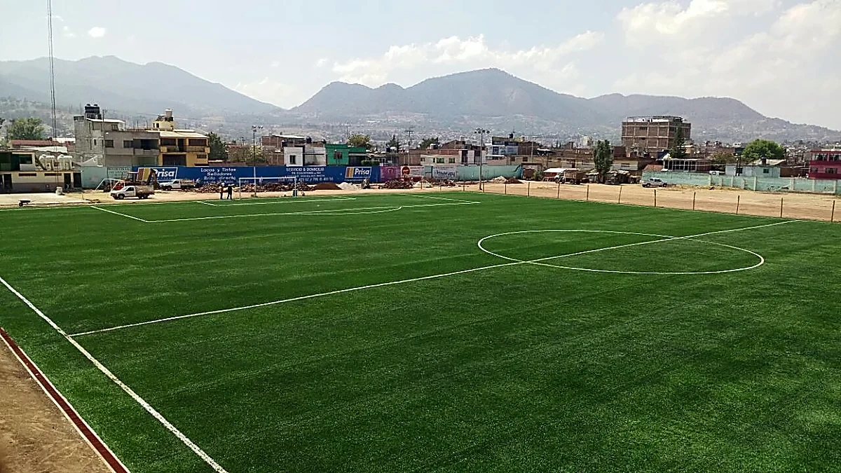 Cancha de fútbol soccer con pasto sintético en Campo Deportivo Maximo Martinez, Ciudad Hidalgo, Michoacán: la cancha desde la línea lateral