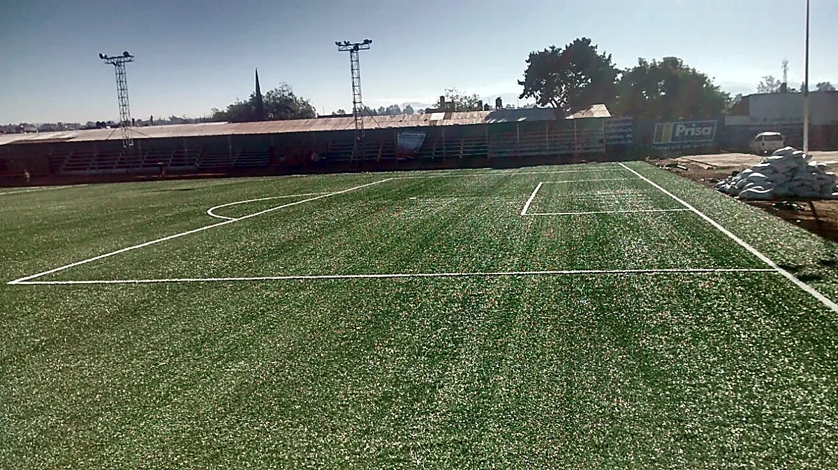 Cancha de fútbol soccer con pasto sintético en Campo Deportivo Maximo Martinez, Ciudad Hidalgo, Michoacán: otra vista de la cancha