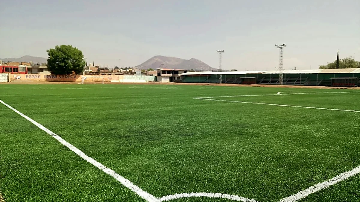 Cancha de fútbol soccer con pasto sintético en Campo Deportivo Maximo Martinez, Ciudad Hidalgo, Michoacán: la cancha desdel fondo