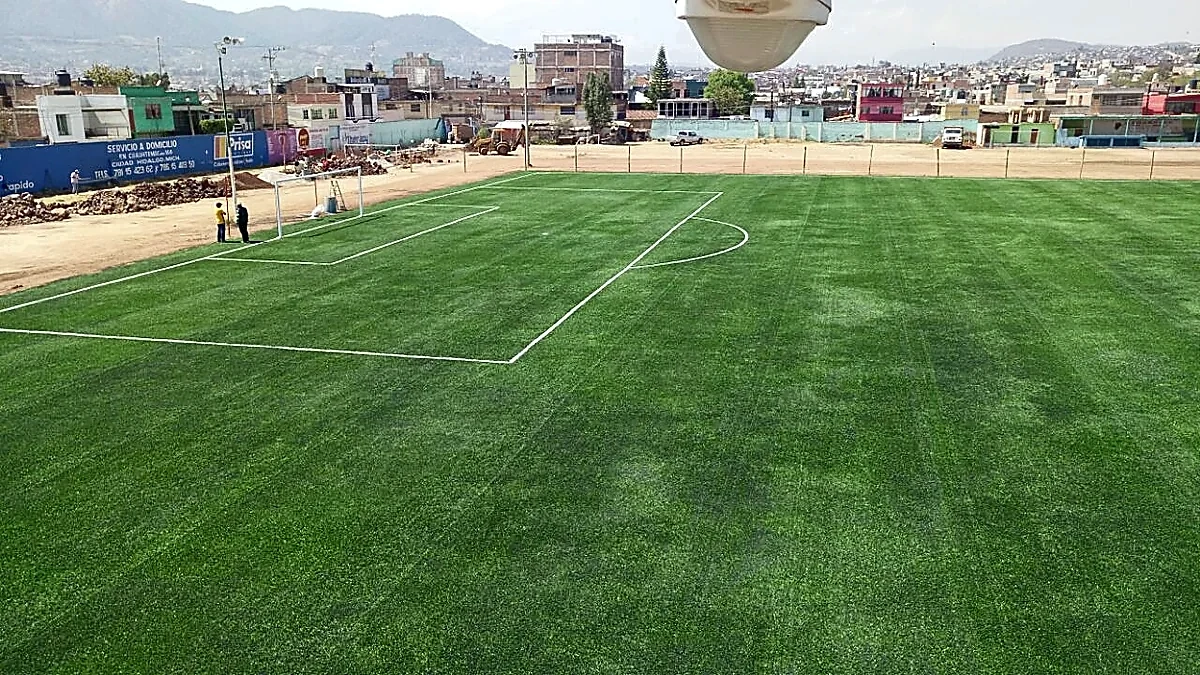 Detalle del pasto sintético de la cancha de fútbol soccer en Ciudad Hidalgo, Michoacán