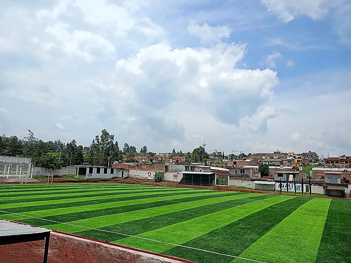 Cancha de fútbol soccer con pasto sintético en Ciudad Hidalgo, Michoacán: la cancha desde la línea lateral