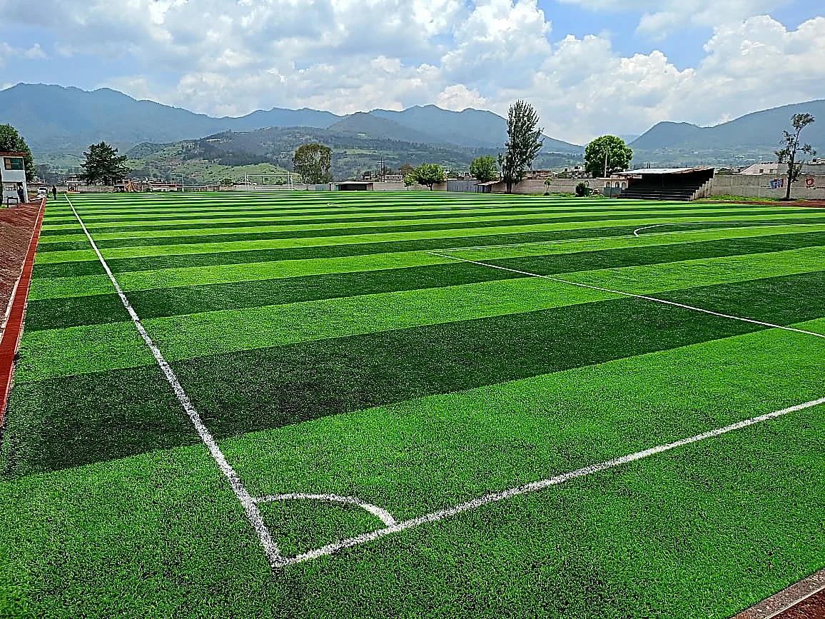 Cancha de fútbol soccer con pasto sintético en Ciudad Hidalgo, Michoacán: otra vista de la cancha