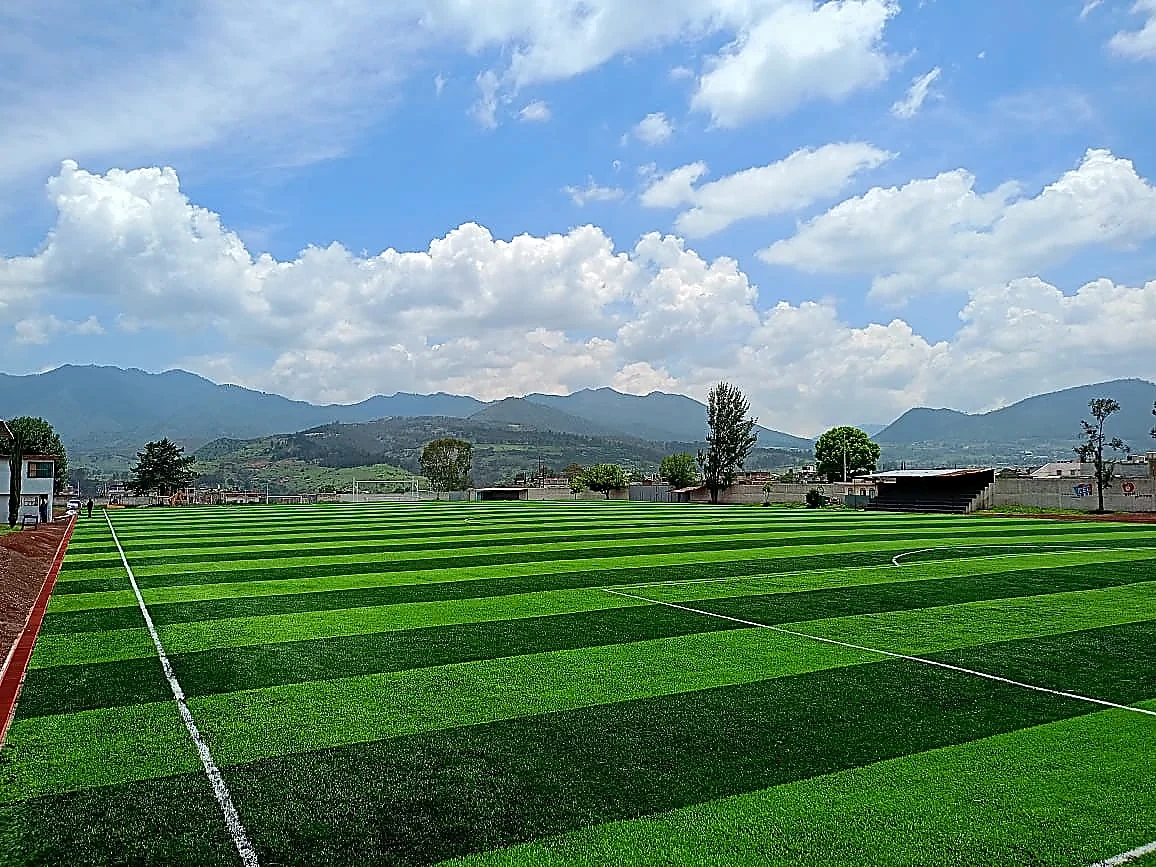 Cancha de fútbol soccer con pasto sintético en Ciudad Hidalgo, Michoacán: pasto sintético deportivo recién cepillado