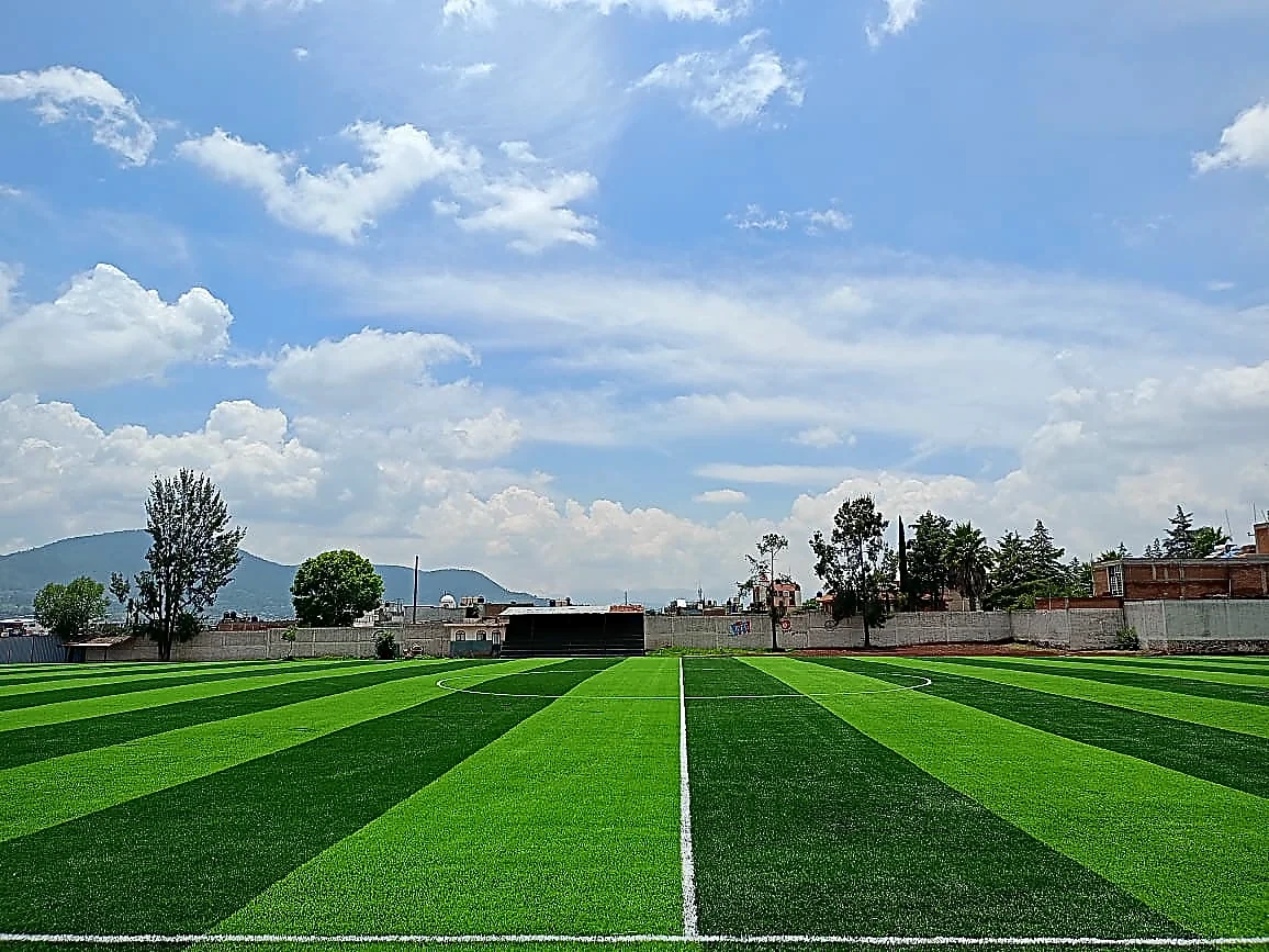 Cancha de fútbol soccer con pasto sintético en Ciudad Hidalgo, Michoacán: la cancha desdel fondo