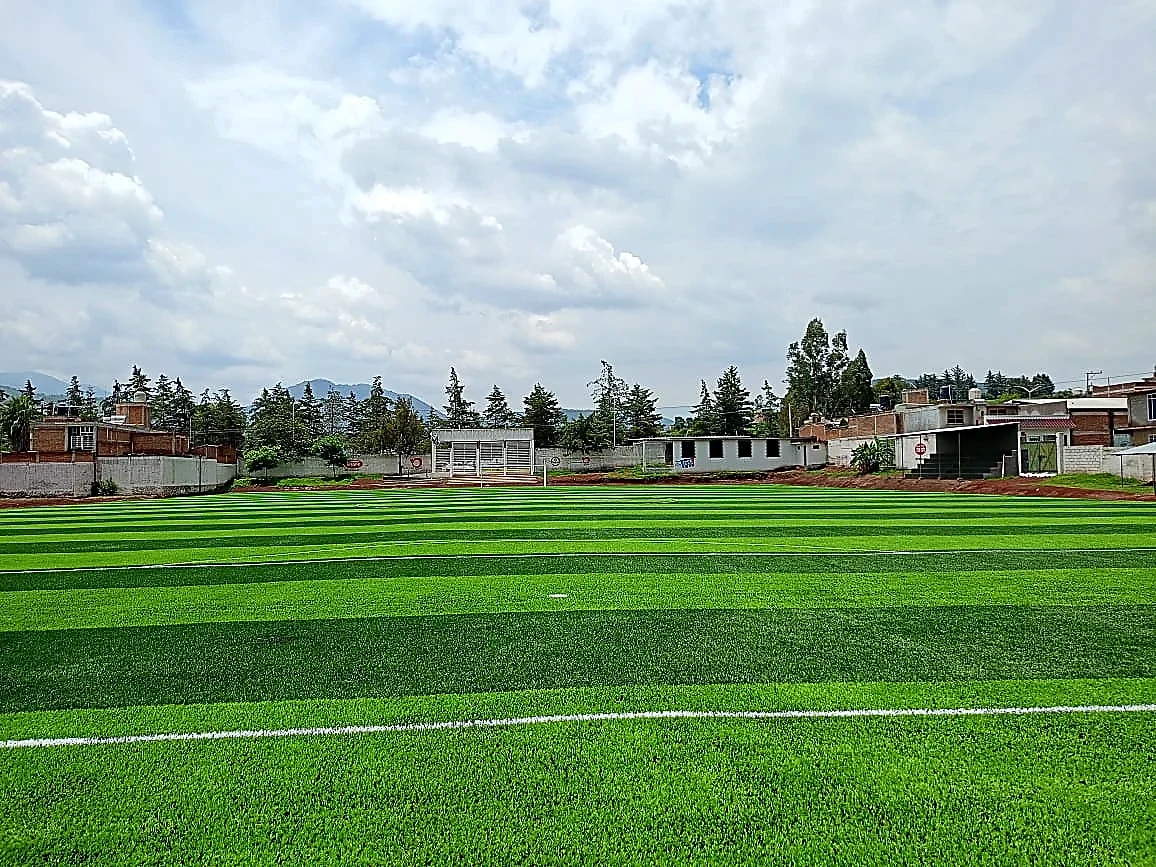 Cancha de fútbol soccer con pasto sintético en Ciudad Hidalgo, Michoacán: vista de la cancha y su entorno