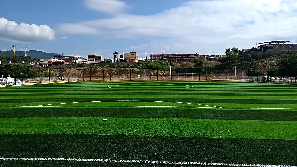 Cancha de fútbol soccer con pasto sintético en Unidad Deportiva Arteaga, cancha 1, Michoacán: líneas de juego insertadas en el pasto