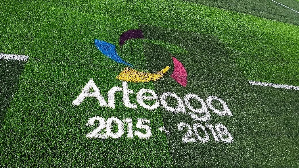 Detalle del pasto sintético de la cancha de fútbol soccer en Arteaga, Michoacán