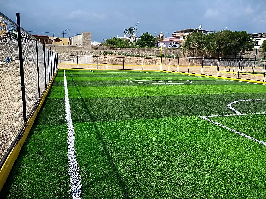 Cancha de fútbol soccer con pasto sintético en Unidad Deportiva Arteaga, cancha 3, Michoacán: la cancha desde la línea lateral