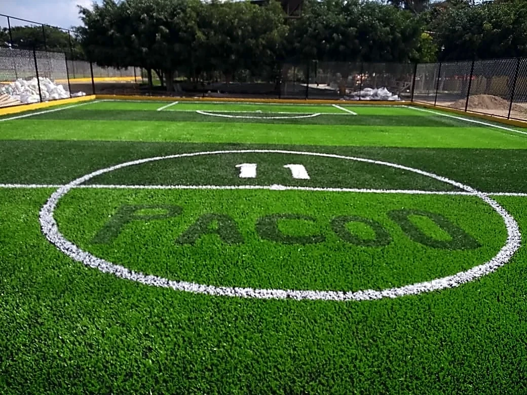 Cancha de fútbol soccer con pasto sintético en Unidad Deportiva Arteaga, cancha 3, Michoacán: otra vista de la cancha