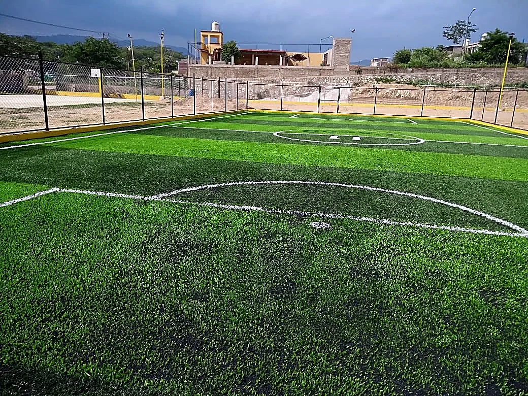 Detalle del pasto sintético de la cancha de fútbol soccer en Arteaga, Michoacán