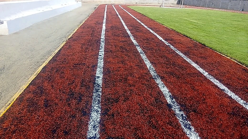 Pista para trotar con pasto sintético en Escuela Primaria y Secundaria José Vasconcelos, Lázaro Cárdenas, Michoacán: otra vista de la pista