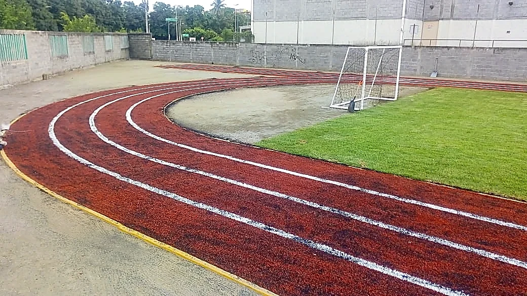 Pista para trotar con pasto sintético en Escuela Primaria y Secundaria José Vasconcelos, Lázaro Cárdenas, Michoacán: tramo de la pista