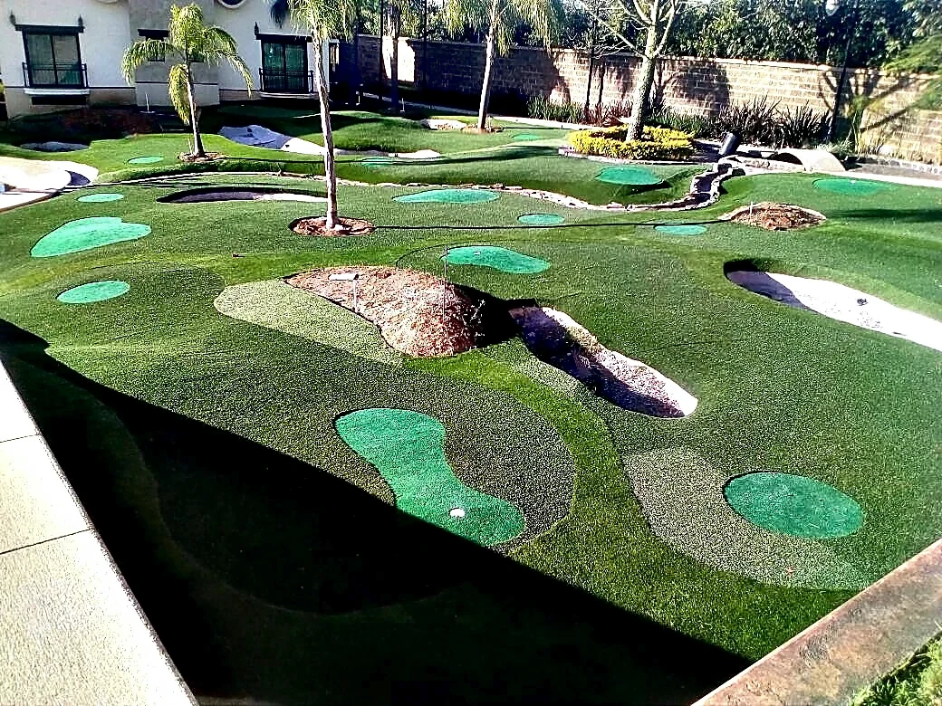 Putting green con pasto sintético con pasto sintético en Club Villa San Pedro (minigolf), Ziracuaretiro, Michoacán: vista desde otro ángulo