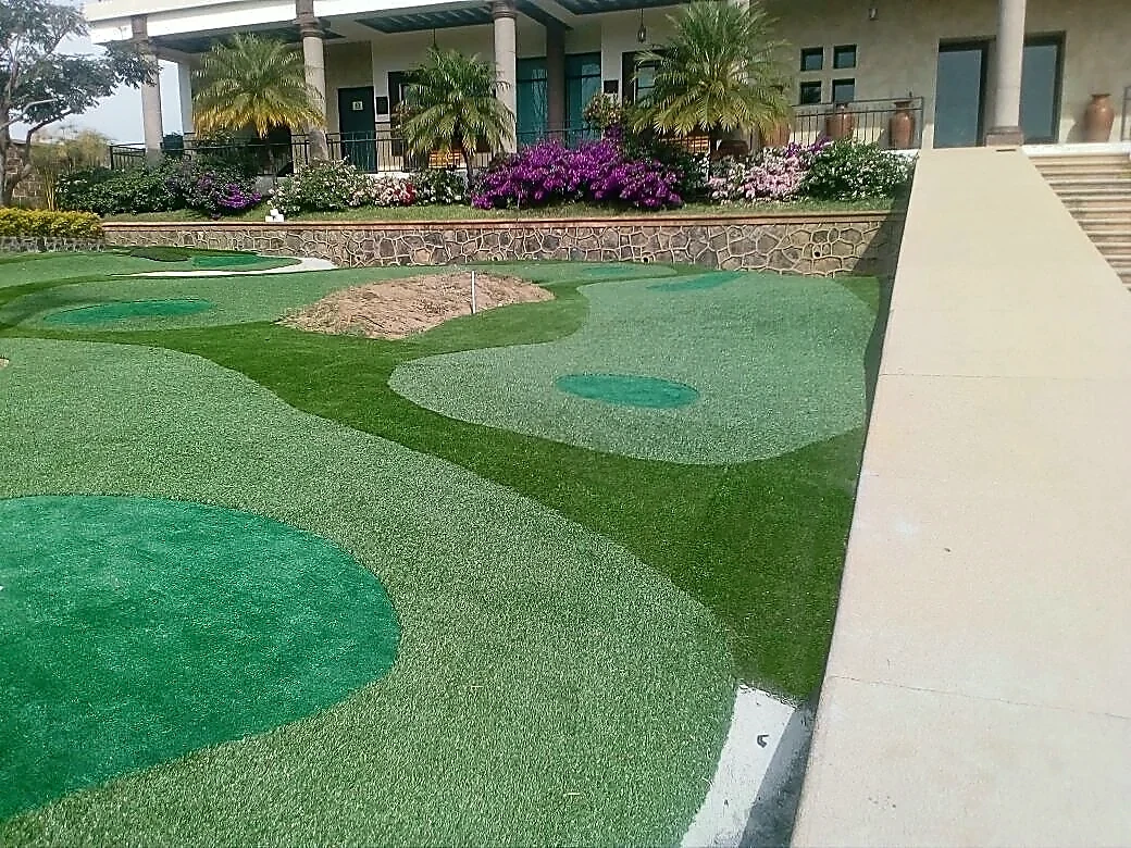 Putting green con pasto sintético con pasto sintético en Club Villa San Pedro (minigolf), Ziracuaretiro, Michoacán: otra vista