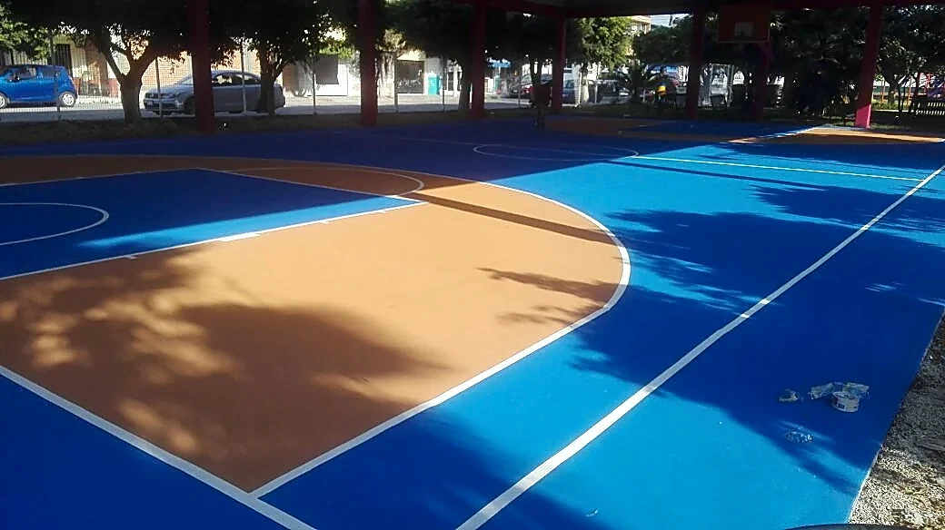 Detalle del pasto sintético de la cancha de básquetbol en Cuautla, Morelos