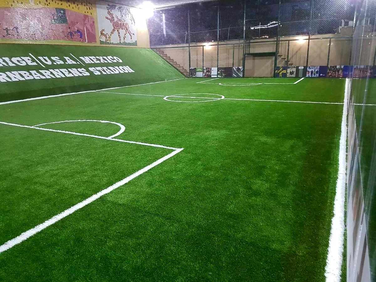Detalle del pasto sintético de la cancha de fútbol 5 en Cuernavaca, Morelos