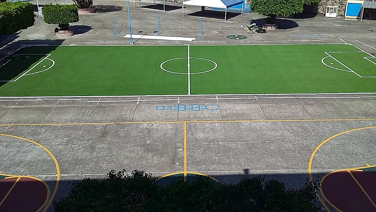Cancha de fútbol 5 con pasto sintético en Colegio Miraflores, Cuernavaca, Morelos
