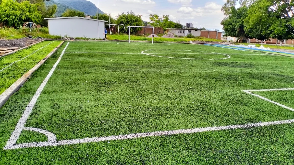 Cancha de fútbol 5 con pasto sintético en Escuela Primaria Miguel Hidalgo, Tlayecac, Morelos: otra vista de la cancha