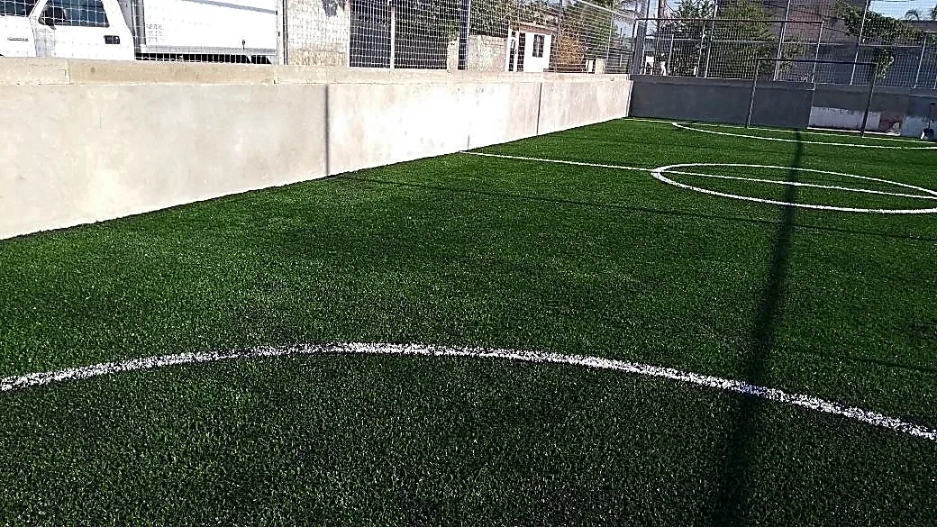 Cancha de fútbol 5 con pasto sintético en Unidad Deportiva 1ra Seccion, Xochitepec, Morelos: líneas insertadas en el pasto sintético