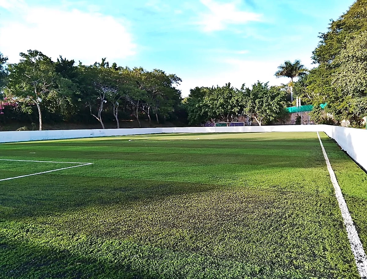 Cancha de fútbol 7 con pasto sintético en Atmex, Cuautla, Morelos: la cancha desde la línea lateral