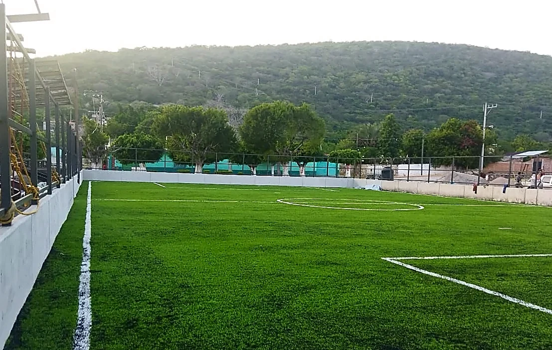 Cancha de fútbol 7 con pasto sintético en Comercializadora KD, Valle Vázquez, Morelos: líneas de juego insertadas en el mismo pasto