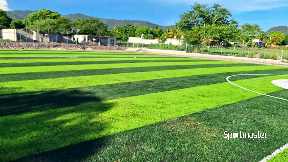 Cancha de fútbol 7 con pasto sintético en Deportivo Ayaña, Ayala, Morelos: la cancha desde la línea lateral