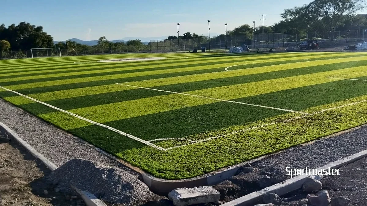 Detalle del pasto sintético de la cancha de fútbol 7 en Ayala, Morelos