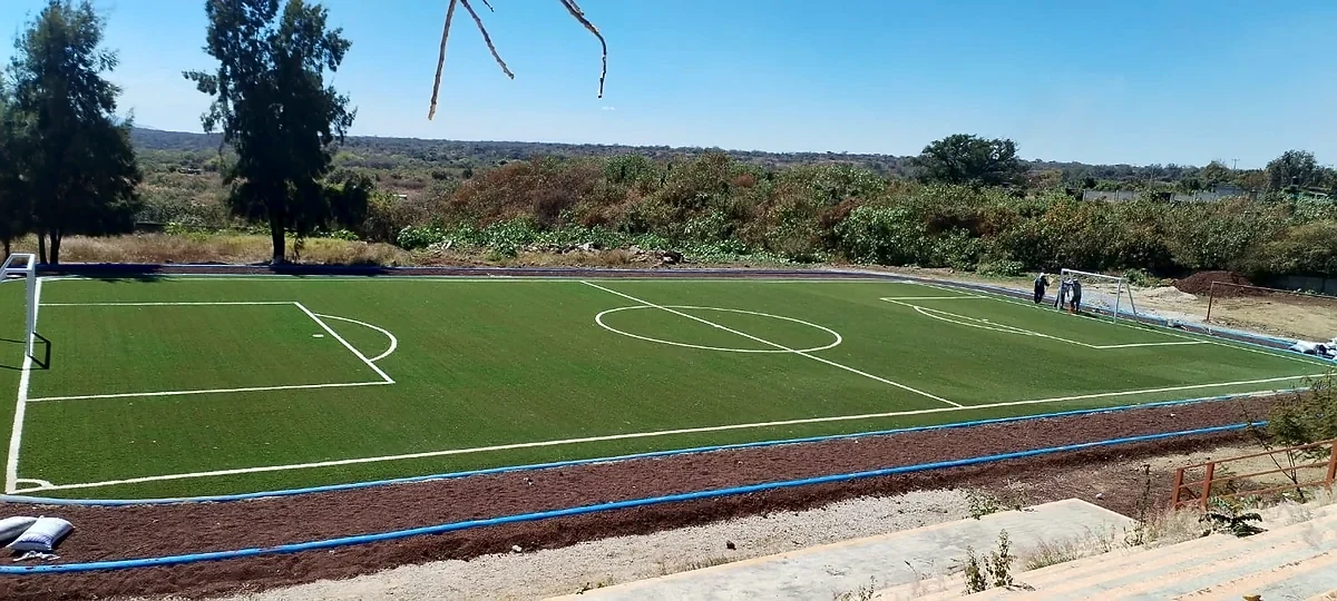 Cancha de fútbol 7 con pasto sintético en Escuela Secundaria Técnica No. 32, Tepoztlán