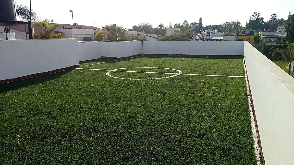 Cancha de fútbol rápido con pasto sintético en Cuernavaca, Morelos: líneas de juego insertadas en el pasto