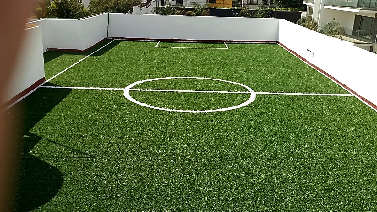 Cancha de fútbol rápido con pasto sintético en Cuernavaca, Morelos: otra vista de la cancha