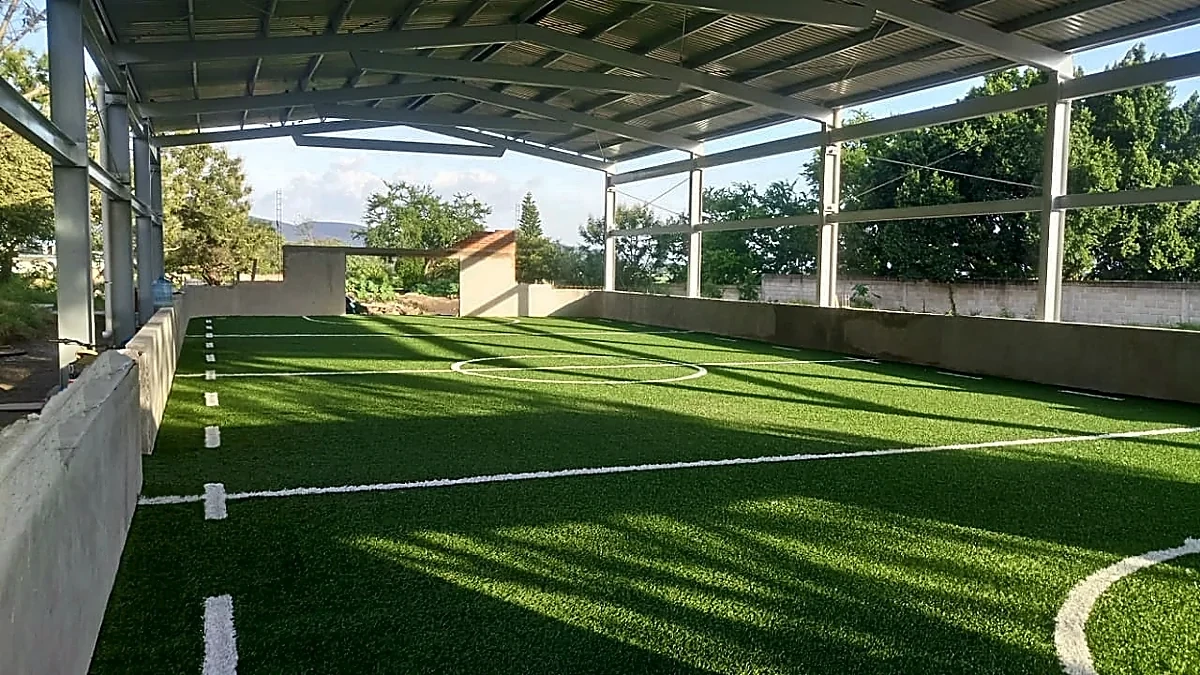 Cancha de fútbol rápido con pasto sintético en Escuela Primaria Patria Nueva, Xochitepec