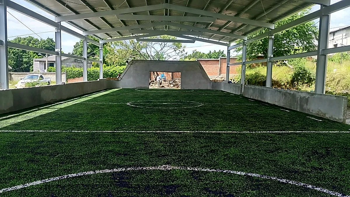 Detalle del pasto sintético de la cancha de fútbol rápido en Xochitepec, Morelos