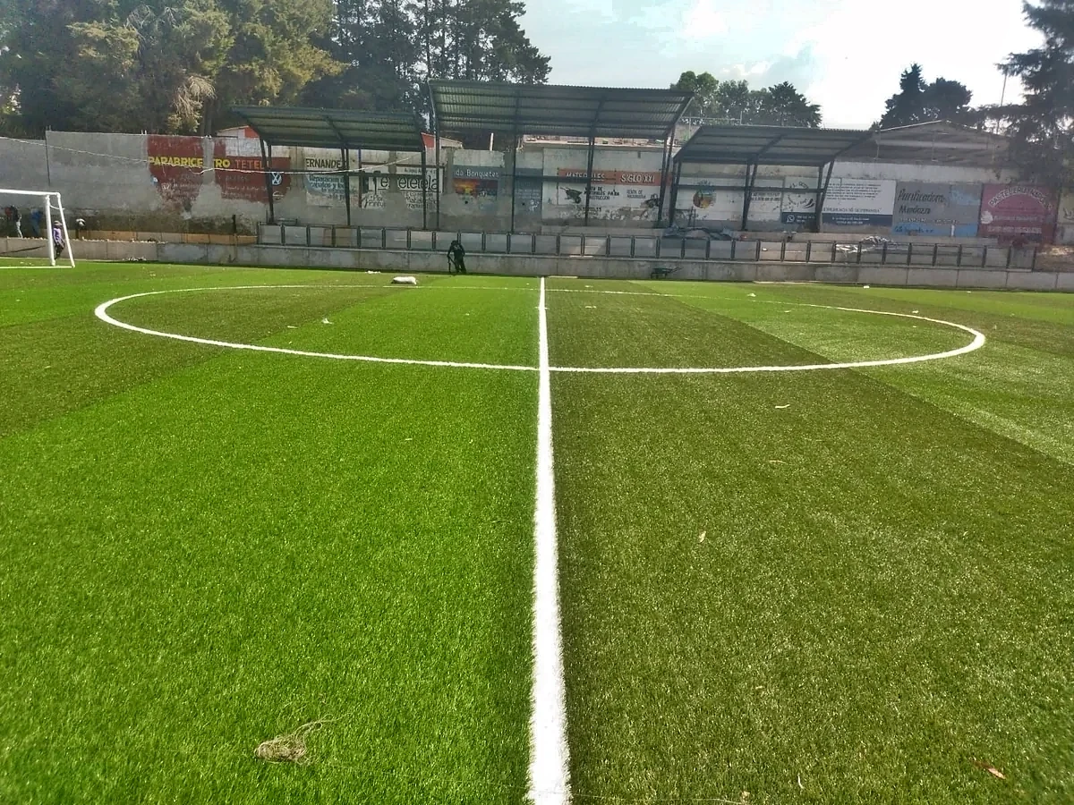 Cancha de fútbol soccer con pasto sintético en Unidad Deportiva de Tetela del Volcán, Morelos: la cancha desde la línea lateral