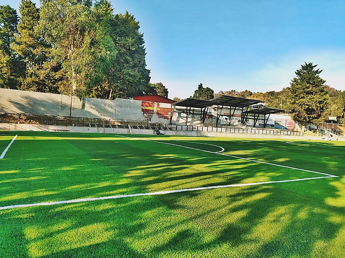 Cancha de fútbol soccer con pasto sintético en Unidad Deportiva de Tetela del Volcán, Morelos: otra vista de la cancha