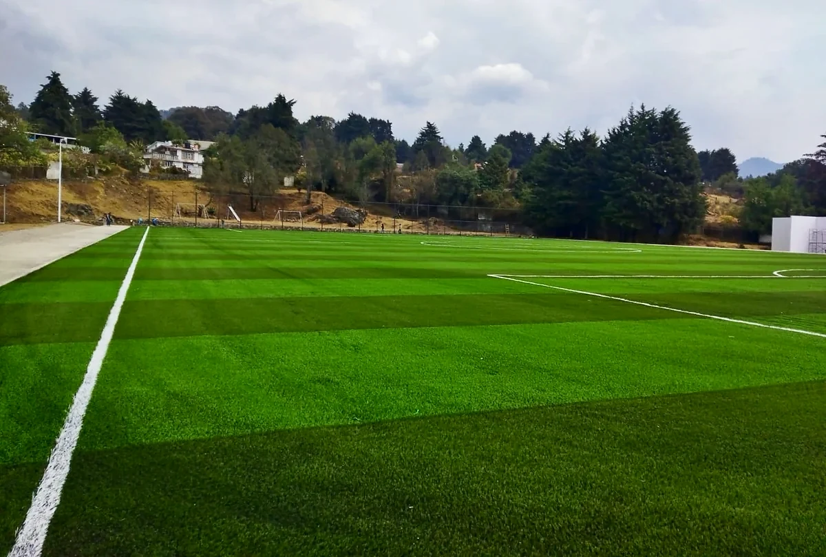 Cancha de fútbol soccer con pasto sintético en Unidad Deportiva Huitzilac