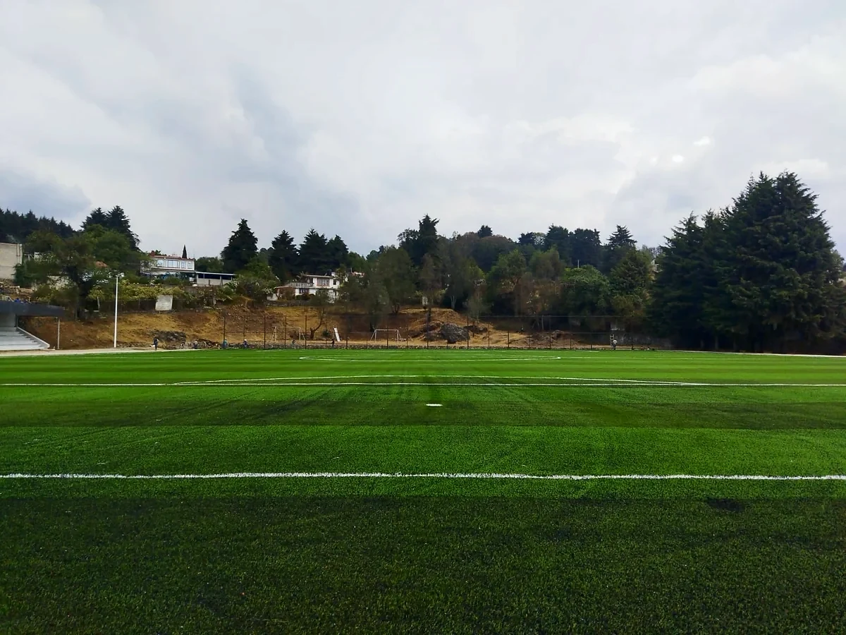 Cancha de fútbol soccer con pasto sintético en Unidad Deportiva Huitzilac, Morelos: otra vista de la cancha