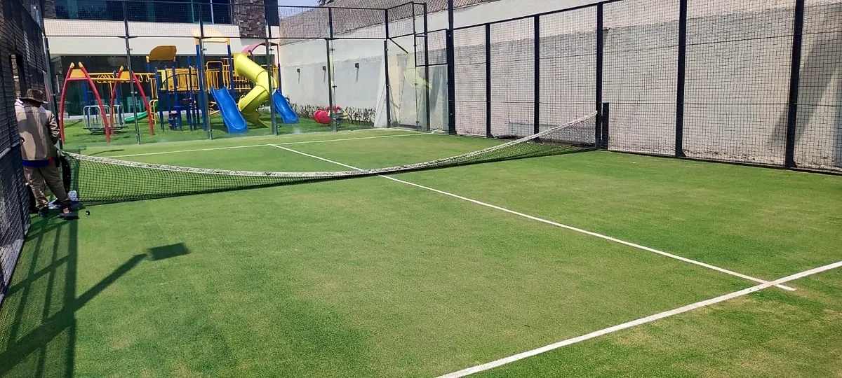 Cancha de pádel con pasto sintético en Casa Club Fraccionamiento Hacienda Viveros, Cocoyoc, Morelos: la cancha desde otro ángulo
